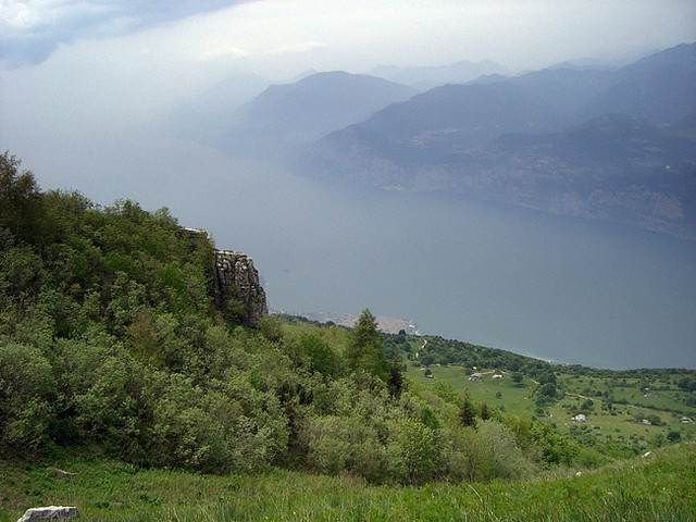 d0803099 | Blick vom Sentiero del Ventrar über den Gardasee. Trentino, 29.05.2008