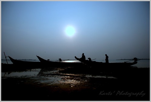sun reflection water sunrise boats fishermen southindia