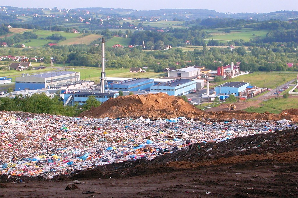 Wysypisko śmieci przy ul. Garncarskiej