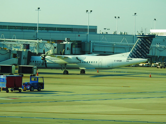Porter Airlines –  Bombardier Dash Q8 400 C-GKQB @ Chicago Midway