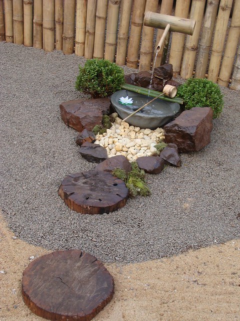 Detalhe da fonte típica japonesa no Jardim Japonês