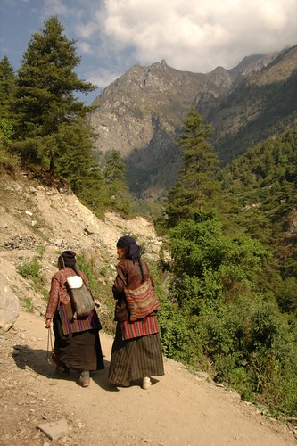 nepal people mountains trekking trek women tibetan himalaya annapurnacircuit annapurna himalayas annapurnatrek dharapani himalayanmountains trekkinginnepal aesdpn trekkinginhimalayas