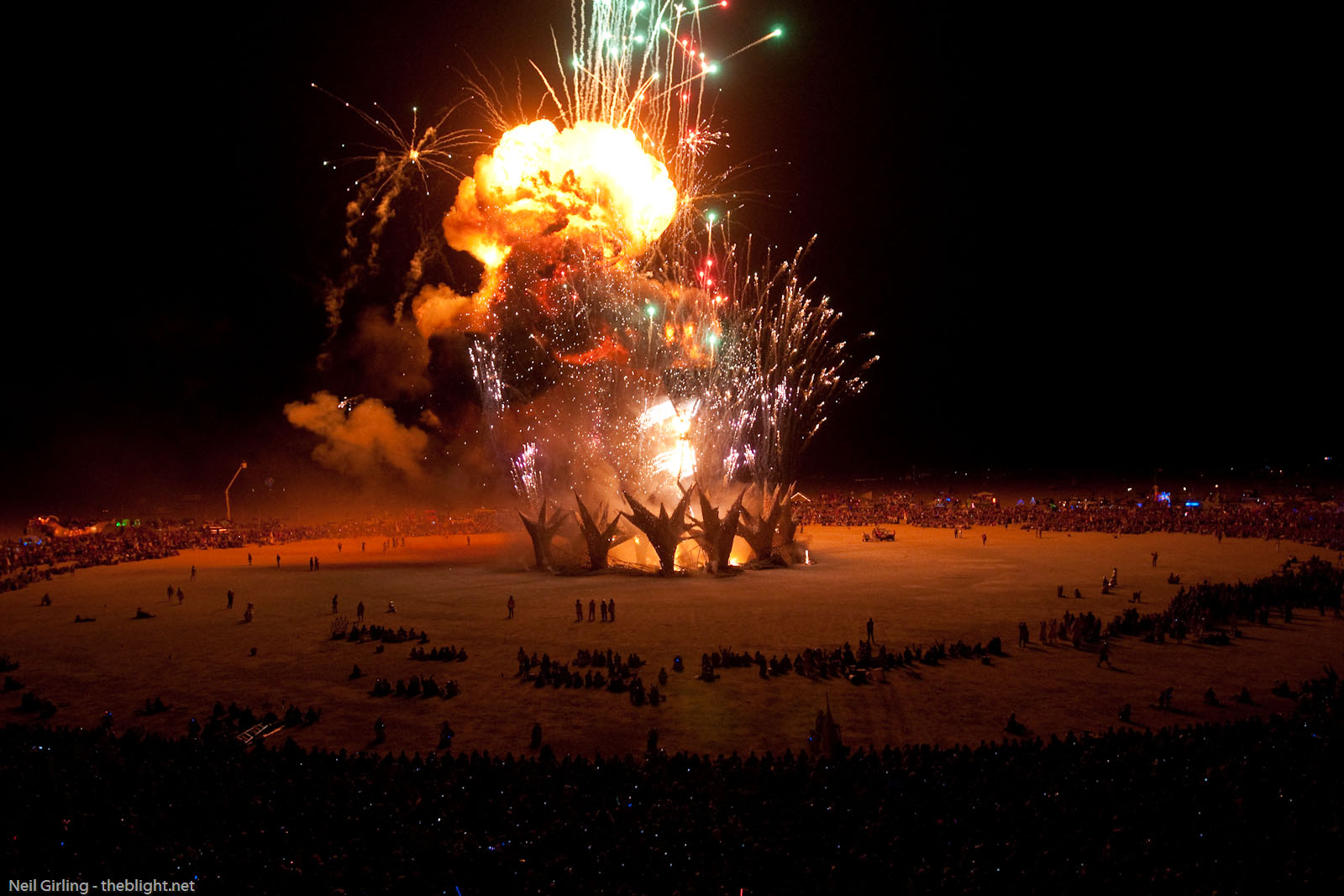 Сон горит человек. Фестиваль в пустыне Невада Burning man. Бернинг Мэн фестиваль сожжение. Бернинг Мэн 2023. Бернингмен фестиваль инсталляции.