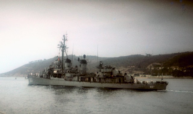 19681000S-15  USS Ulhmann DD-687  San Diego CA  Oct 1968