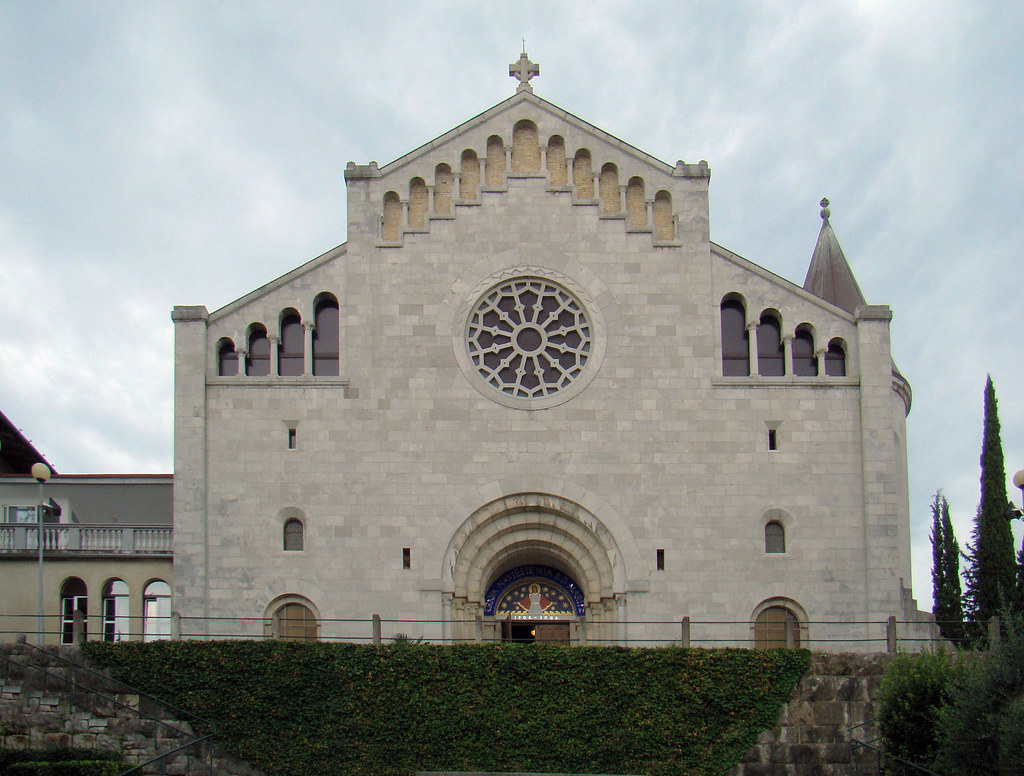 exterior Iglesia de la Enunciación Opatija Croacia