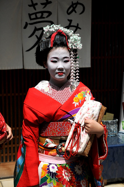 Geishas in the streets of Kyoto (II)