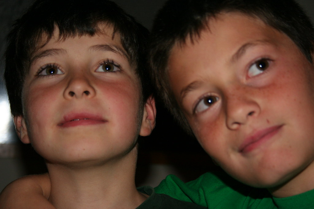 Кушнер два мальчика. Фото двух мальчиков замазанные лица. La Caution два мальчика с разными глазами. Приснилось два мужчины