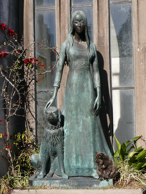 A garota e o cão - Cemitério de La  Recoleta - Buenos Aires