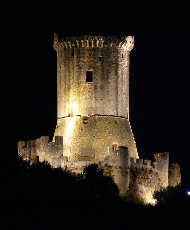 La Torre di Velia di notte | Torre angioina ad Ascea Marina | Flickr