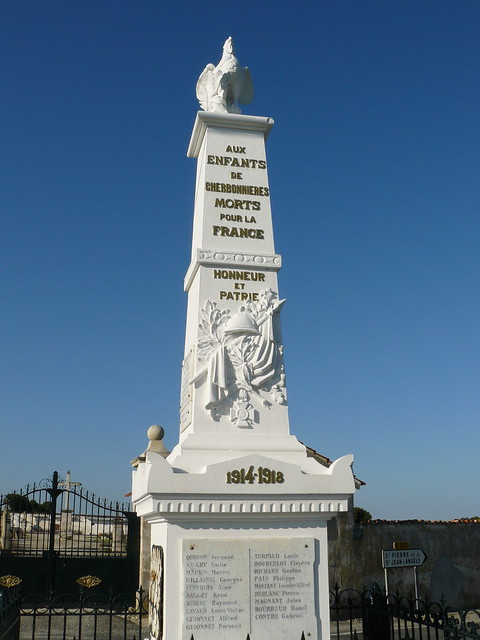 Monument aux morts à Cherbonnières (17)