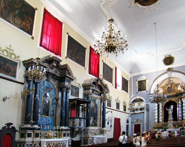 altar mayor y capillas retablos interior iglesia Monasterio de los Franciscanos Dubrovnic Croacia 02