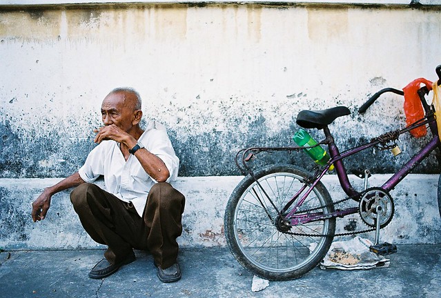 Old Klang Town : Old man and his bicycle