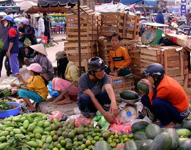 VIETNAM , Hoi An , Melonen - auch auf dem Kopf ?