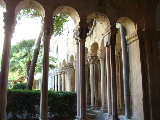 Dubrovnik columnas galería del claustro Convento monasterio Franciscano Croacia 06