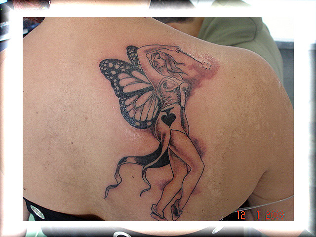 tatuagem fada nas costas