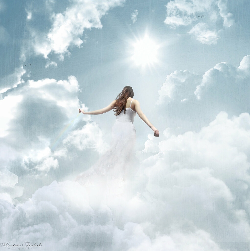 Пролетевший над головой. Девушка парит в небе. Девушка и небо. Девушка в облаках. Девушка летает.
