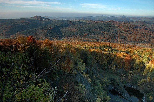 drh00992 | Blick von der Großen Nalle über das Fuldatal zur Kuppenrhön mit Ebersberg, Giebelrain, Stellberg, Milseburg und Wachtküppel. Rhön, 11.10.2008