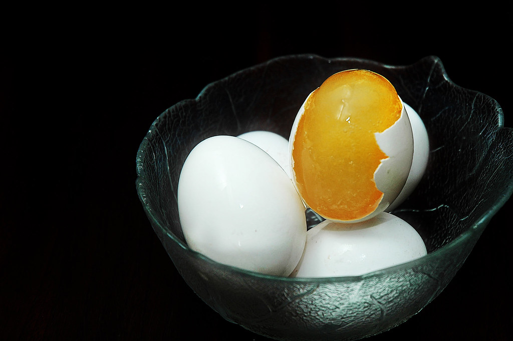 Фруктовые яйца. Яйцо картина. Солнечное яйцо. Яйцо в живописи. Яйца с глазками.
