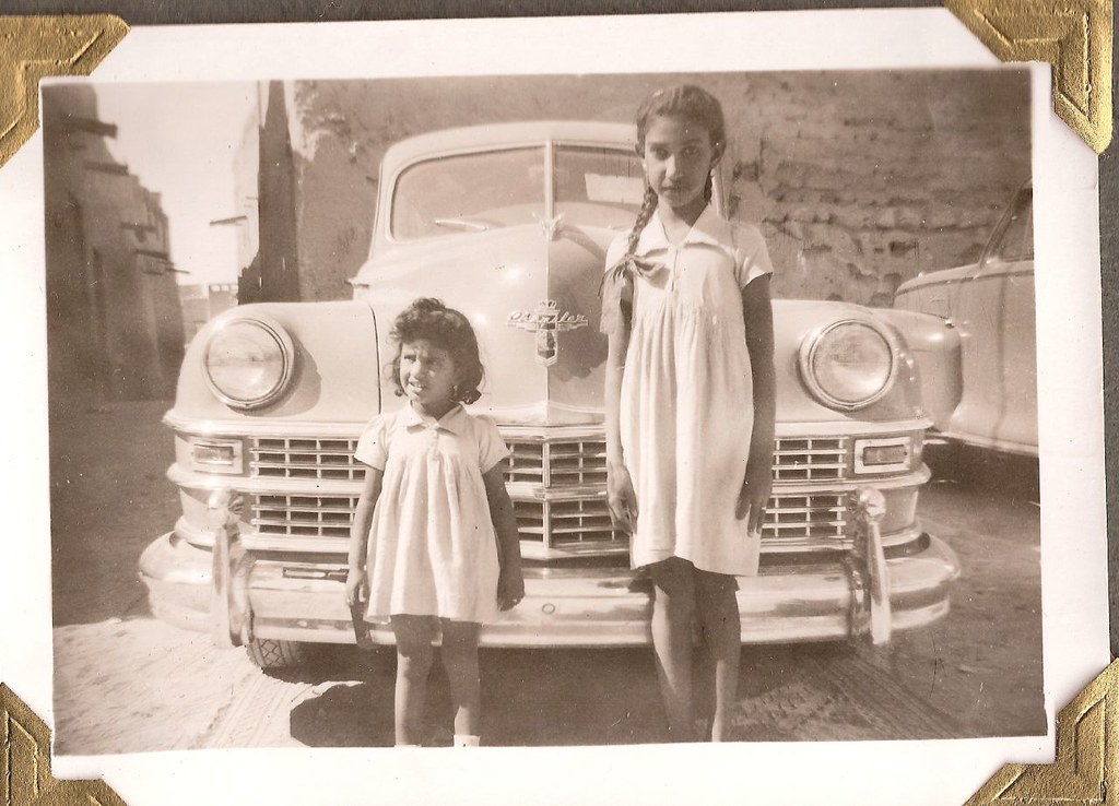 Kuwaitis children and a Chrysler; about 1950.   الأطفال الكويتيين وكرايسلر ؛ عن عام 1950.