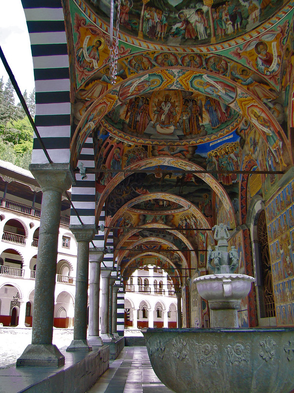 Monasterio de Rila galeria atrio exterior Iglesia Bulgaria Patrimonio de la Humanidad Unesco 05