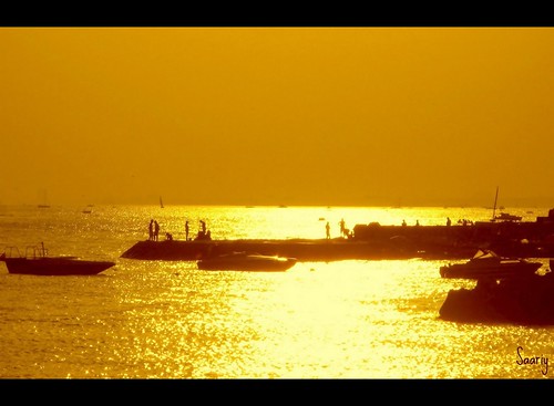 Silhouettes on the jetty by *Saariy*