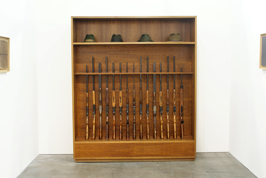 Haim Steinbach : Untitled (guns, hats) 1988
