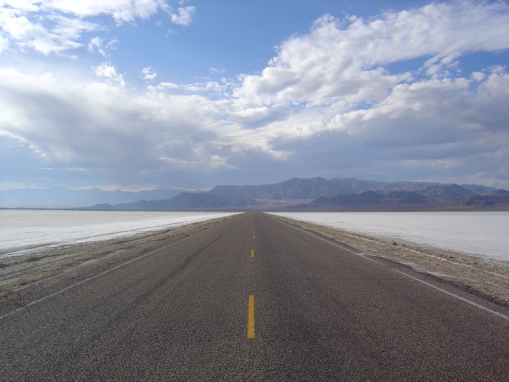 Flat road. Озеро Бонневилль картина. Salt Flats formation.