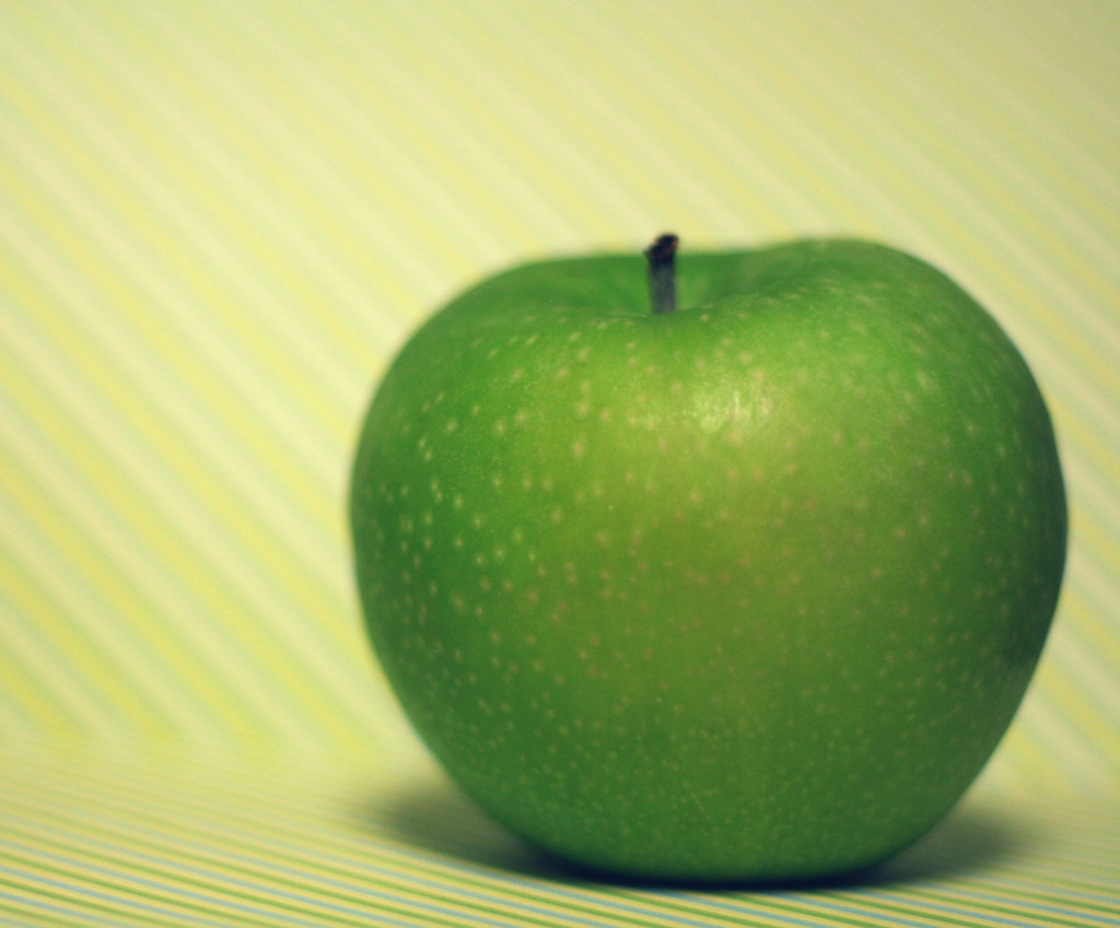 1 this is apple. Яблоко ГАЗ. Яблоко внутри квадрата. Яблоко а внутри апельсин. Яблоко и внутри написано 2 а.