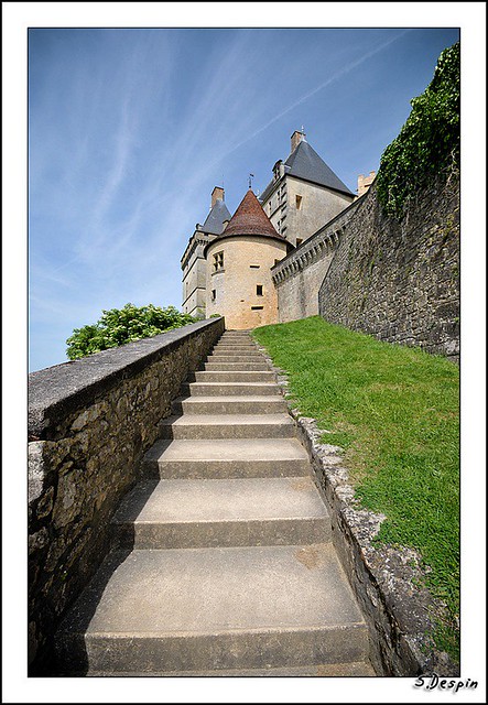 Escalier menant au chateau de Biron