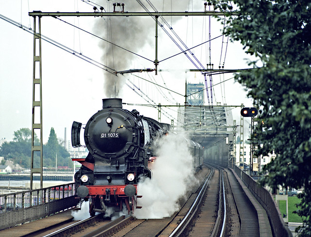 17. 01 1075 rijdt met de 'laatste trein op het luchtspoor' de Maasbruggen af 24 september 1993.jpg