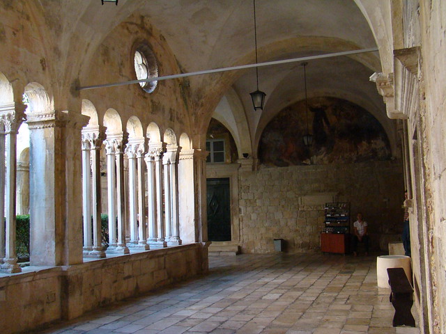 Dubrovnik columnas galería del claustro Convento monasterio Franciscano Croacia 02