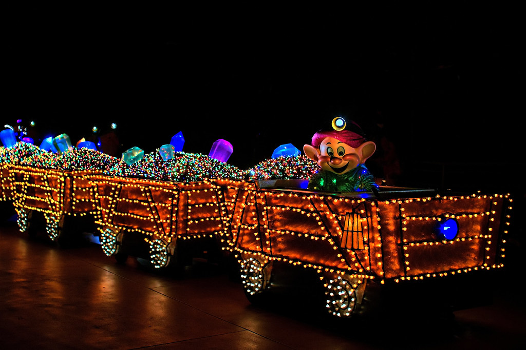 Disney - Disney's Electrical Parade - Dopey by Express Monorail