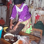 Virginia preparando raices como remedio; Las Canoas (en los limites con Zacatecas), Durango, Mexico