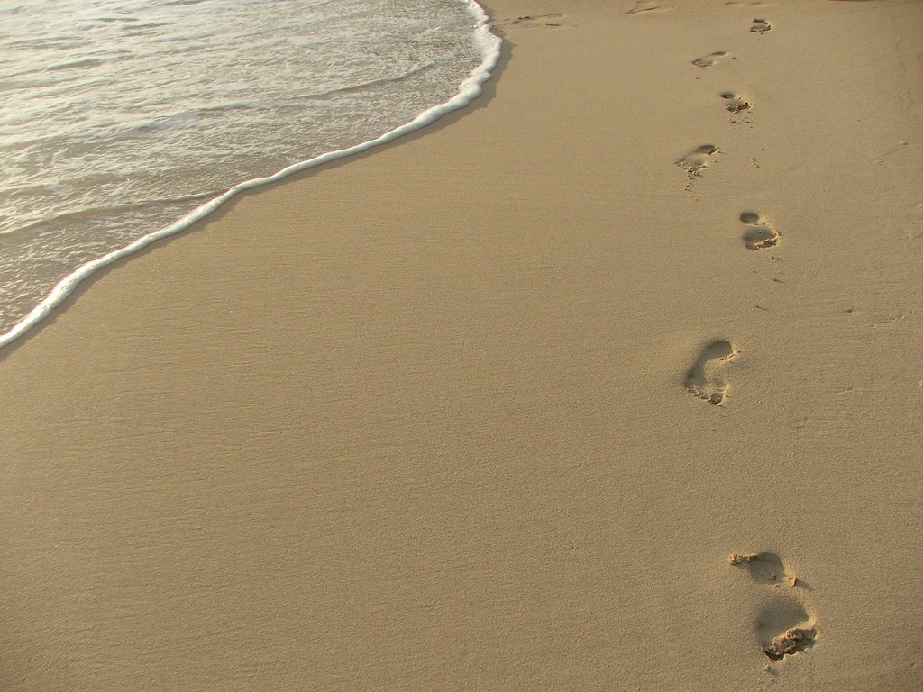 Orme sulla sabbia | E' tempo di tornare a casa. Abbandonare … | Flickr