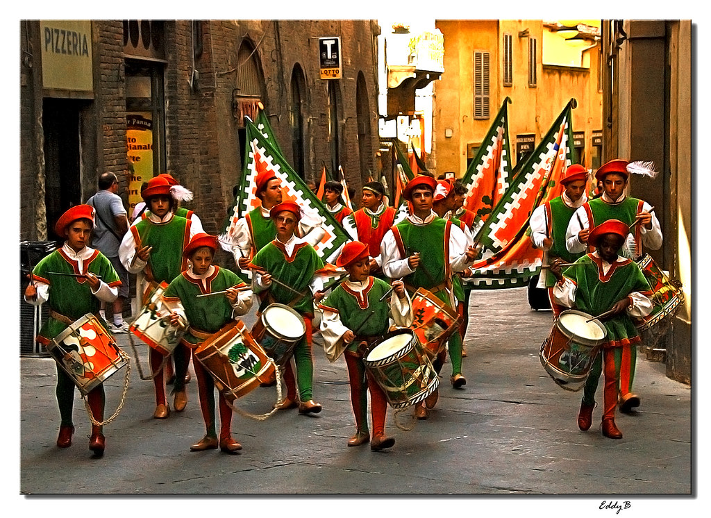 Италию населяло много народностей например. Народы Италии. Традиции Италии. Италия праздники и традиции. Национальные праздники Италии.