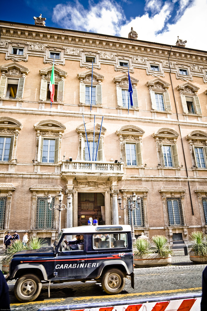 A Blue Range Rover Under Madama Palace (Senato della Repubblica - Palazzo Madama - Roma - Italia - Italy - Carabinieri - 112) by Gojca