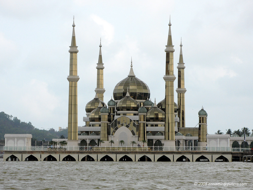 Религиозное сооружение мусульман. Национальная мечеть Масджид Малайзия. Мечеть Абдалла 2. Хрустальная мечеть в Малайзии. Майкоп мусульманская мечеть.