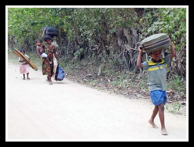IDPs carrying the possessions