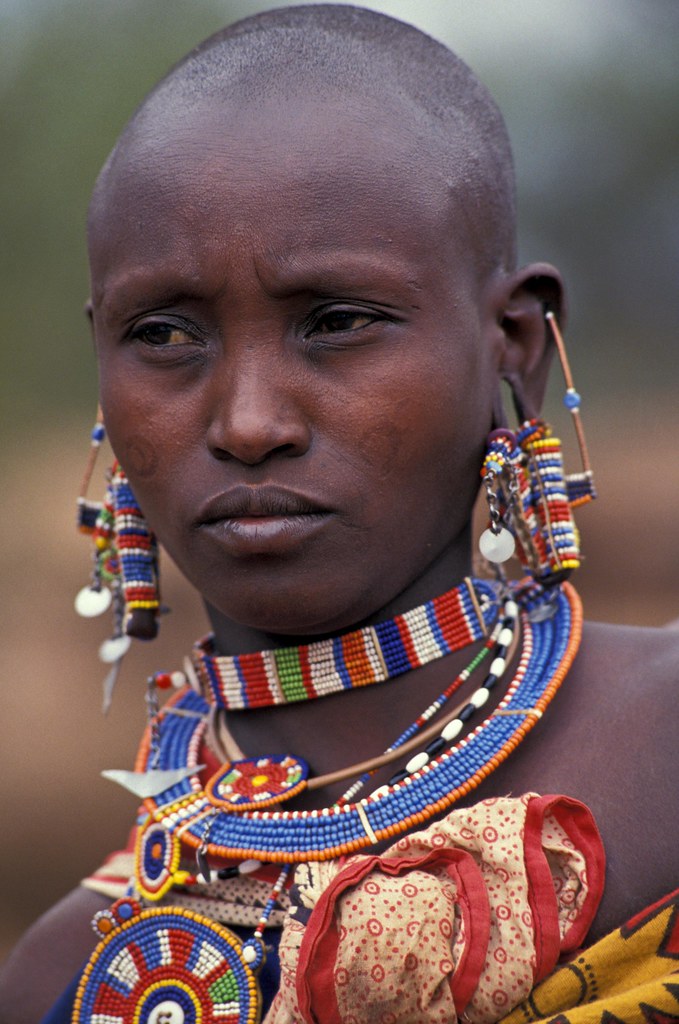 Мужчина женщина в племени. Вождь Масаи. Африка украшения. Украшения африканских женщин. Украшения парканских женщин.