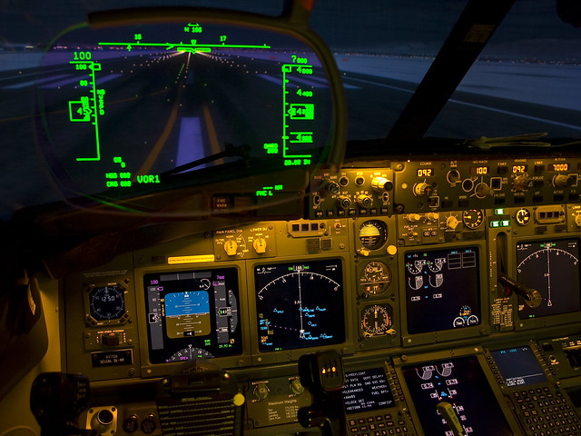 Boeing 737-832 Cockpit & HUD