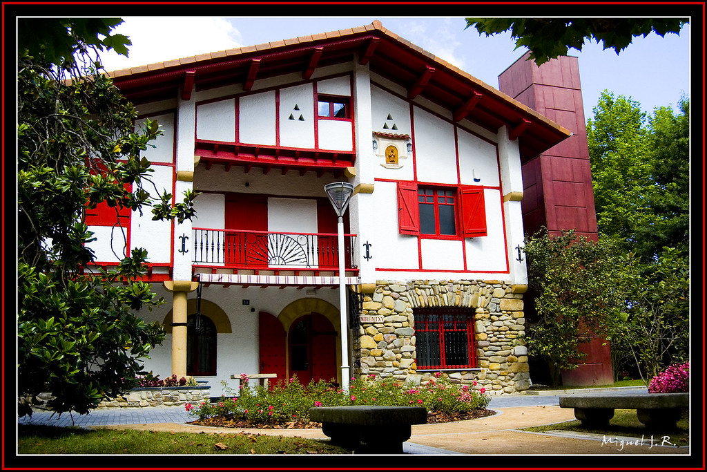 Casa Blanca y Roja | Fotografia sacada en Lasarte | Miguel | Flickr
