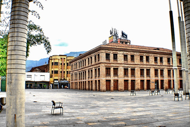 Desolacion dominical Plaza de La Luz / Sunday's solitude in downtown Medellin