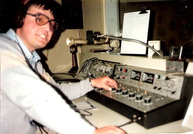 EA3GVB realitzant un programa a Ràdio Vic EAM 26 l'any 1985