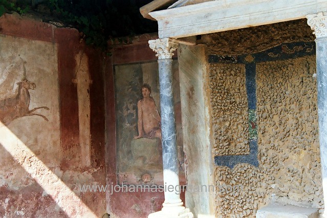 Pompeii-courtyard murals
