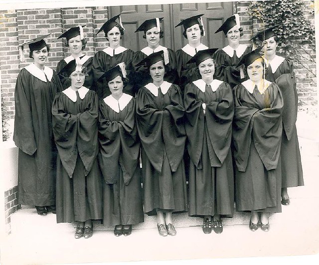 Alumnae 1930s (2) - Students at graduation (1936)