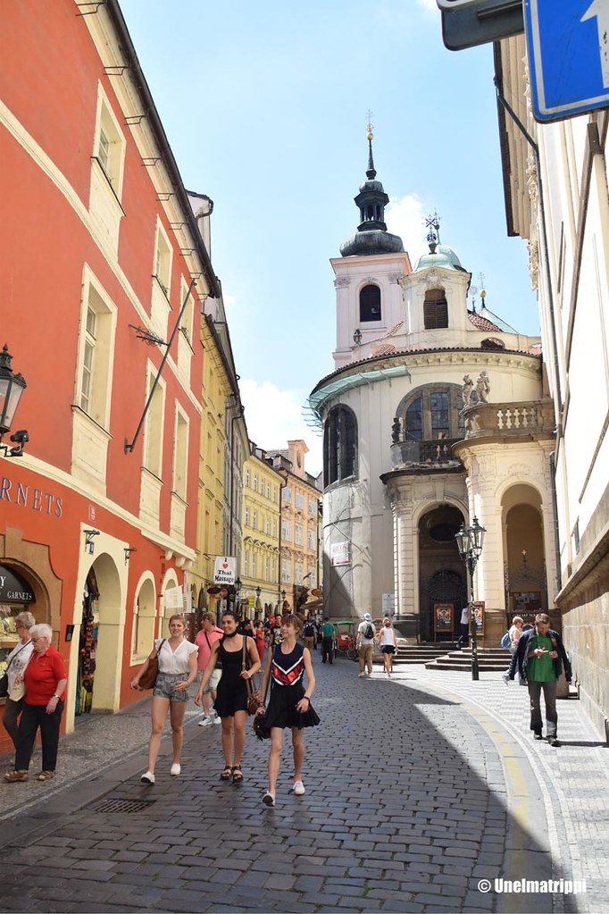 Kävelijöitä Prahan vanhassa keskustassa