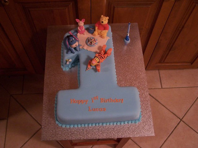 Pooh bear and friends cake