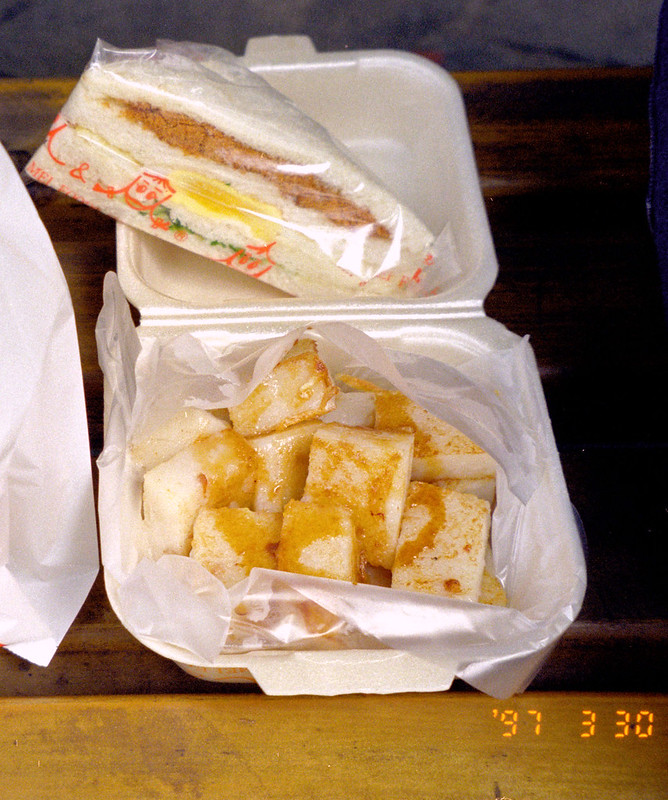 朝ご飯。屋台で大根餅を買い、近くの公園で食べた。
