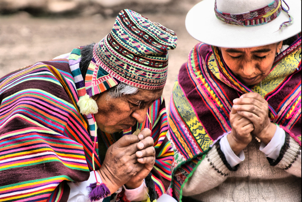 rezando | pareja indigena andina haciendo una oracion milena… | Flickr