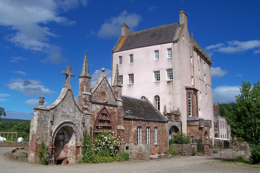 Сен 45. Касл Хаус замок дом. Шотландская деревня Абердиншир. Абердиншир дома. Замок и сено.